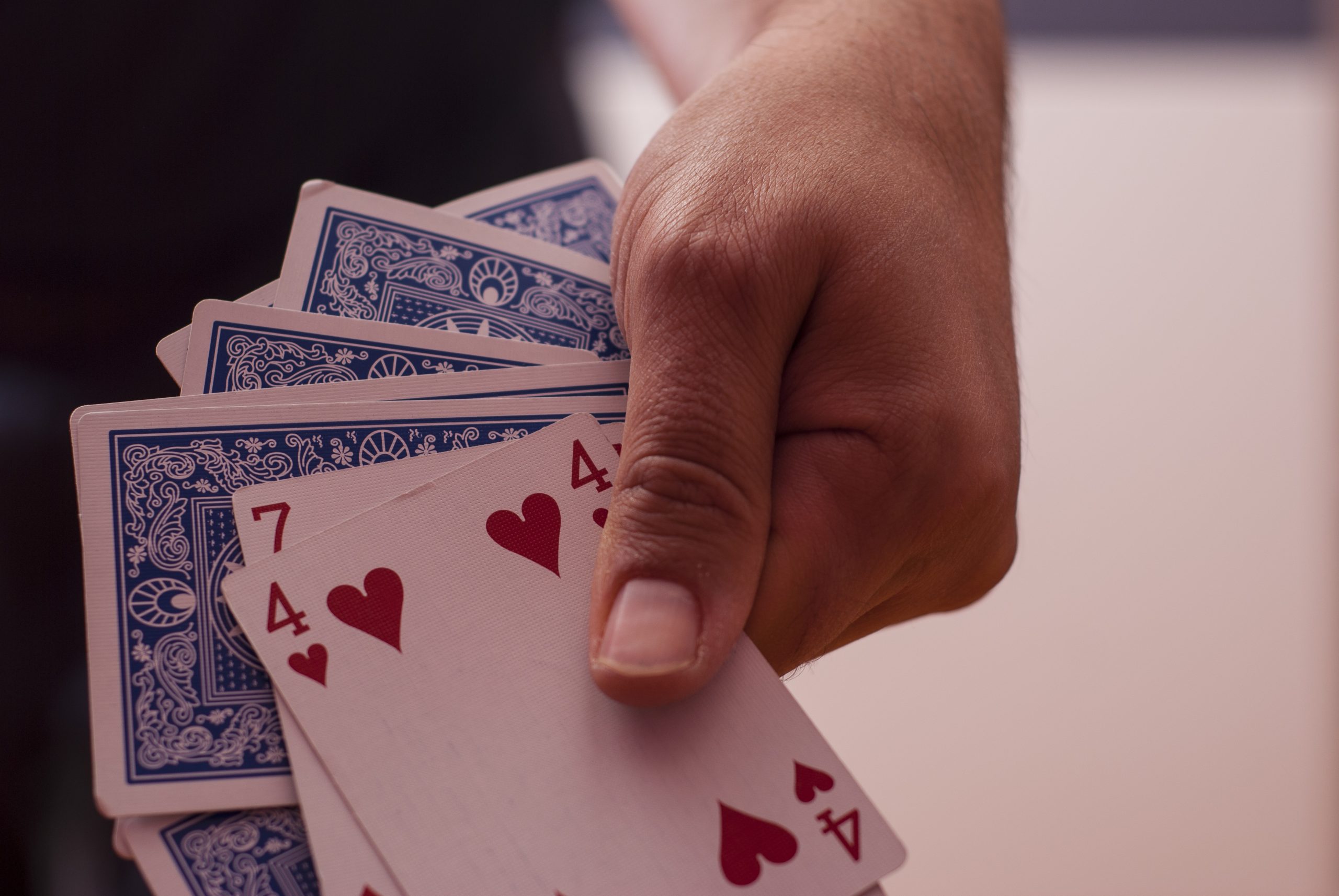 Ce este Three Card Poker și cum se desfășoară o mână